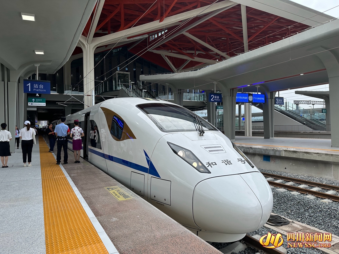 “红色高铁”驶向“双圈” 巴南高铁今日正式通车