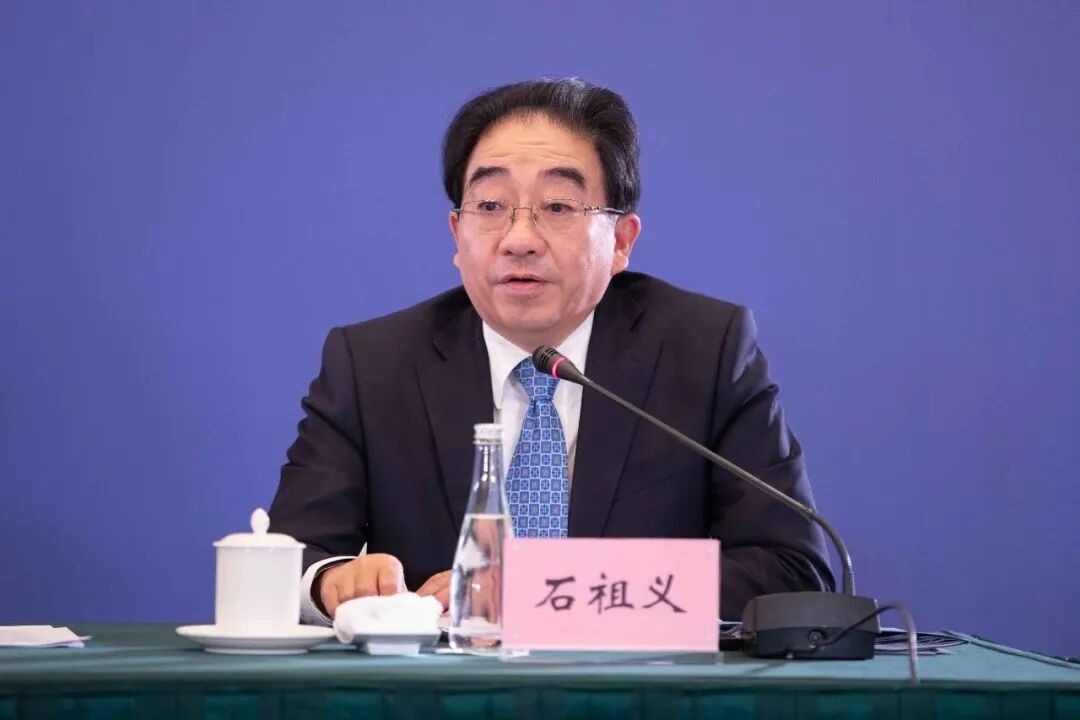 川航原董事长退休1年多落马；中石油成都公司换将；刘永好实控新希望拟募资……