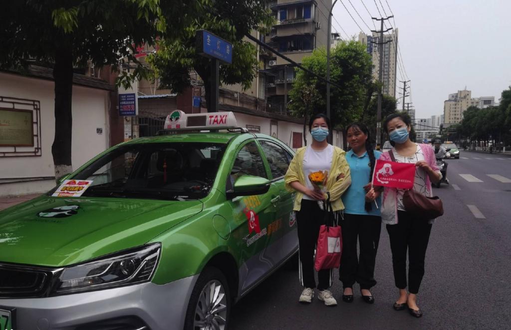 暖心送考！81名考生坐成都雷锋车队“专车”直达考场
