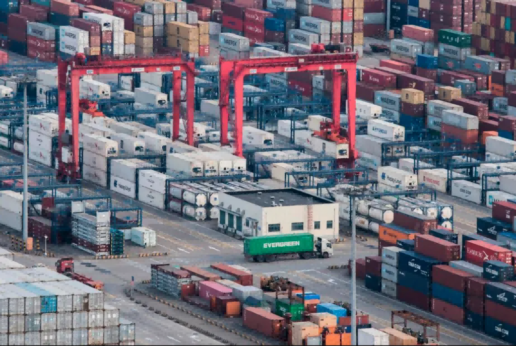 世行调高中国经济增长预期：中国是全球下行趋势中“唯一显著的例外”
